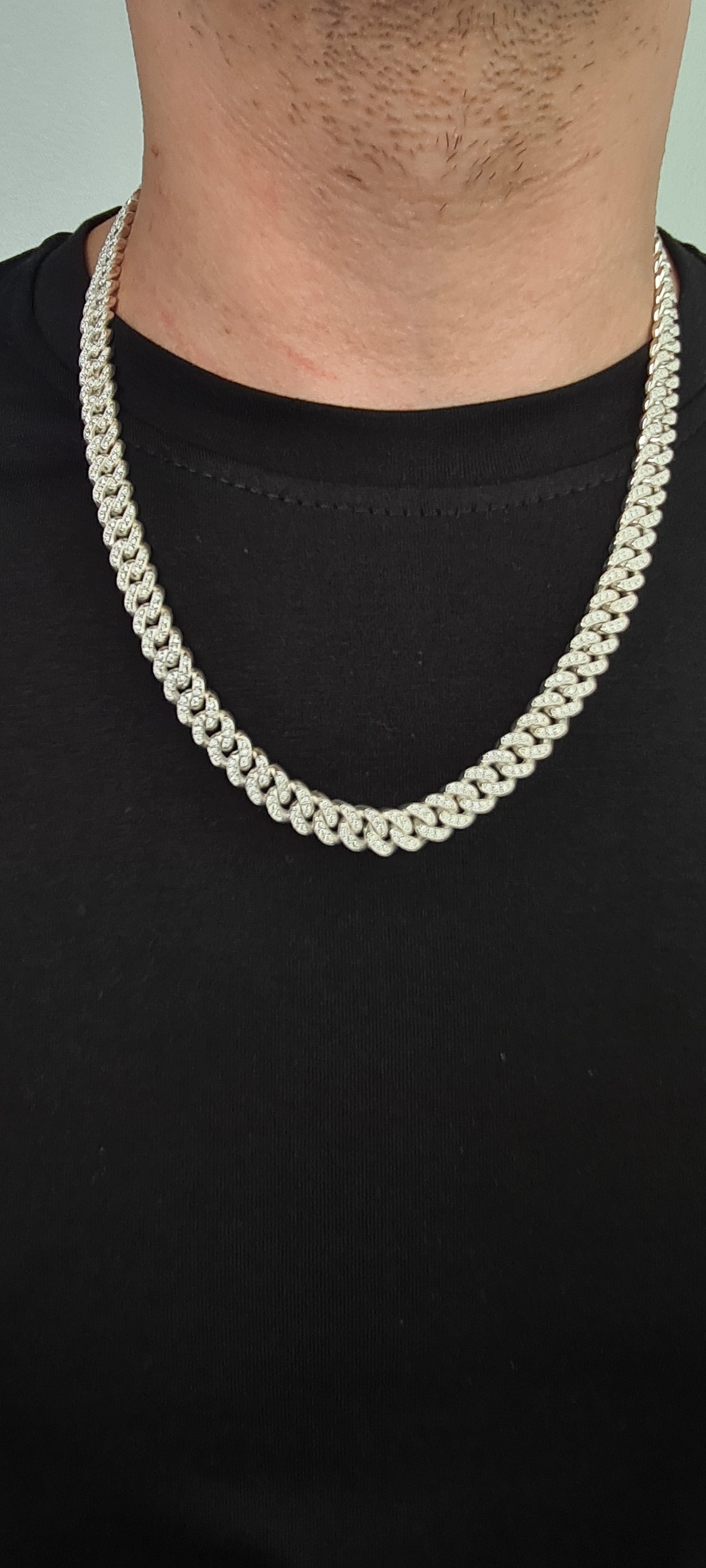 silver men's chain with moissanite on a man
