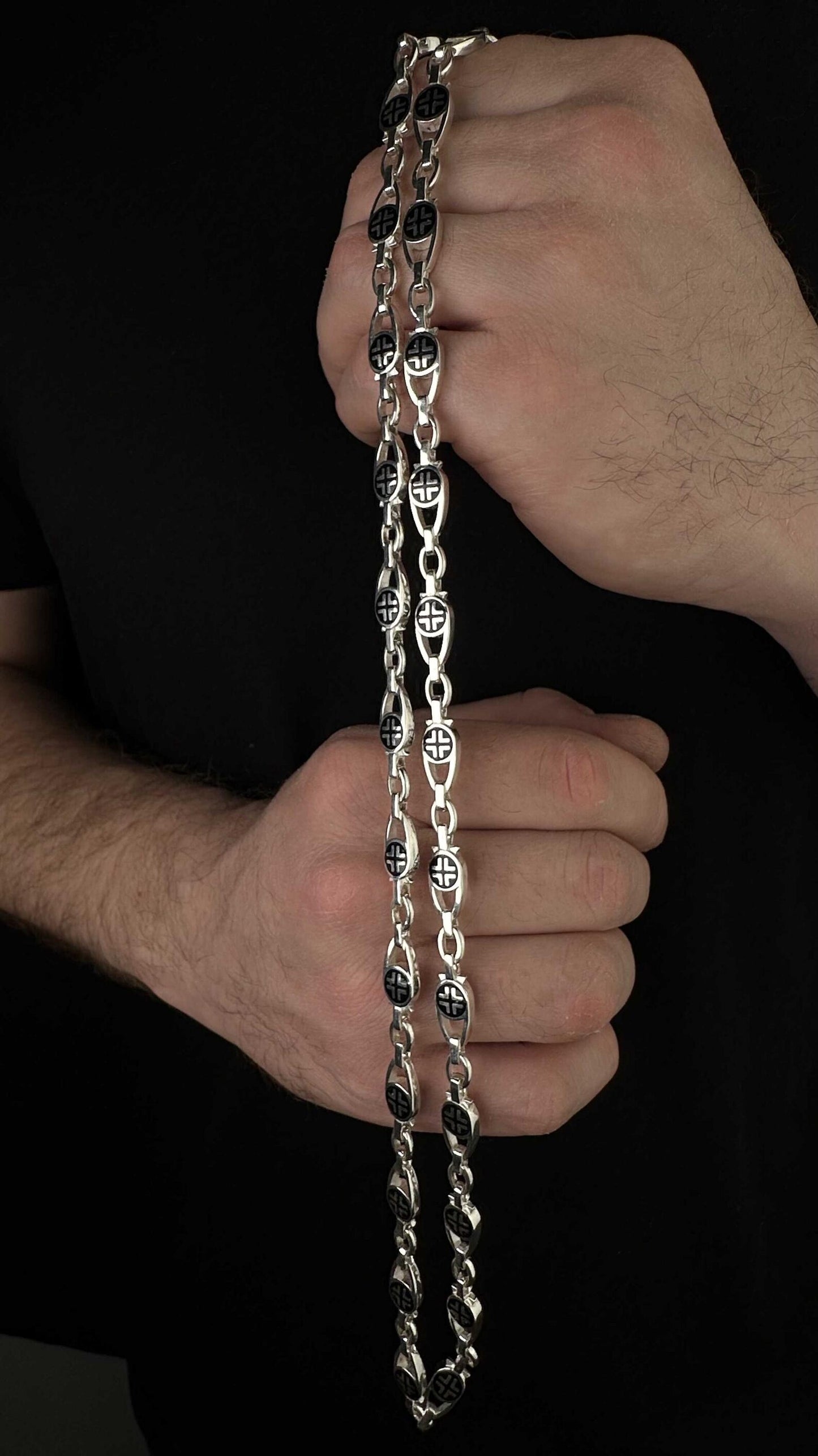 Stylish men's chain made of silver 925 with embossed crosses
